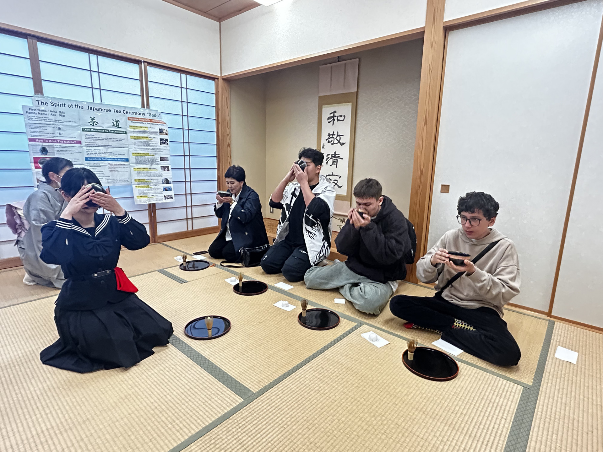 茶道　飲んでいるところ　茶道部と